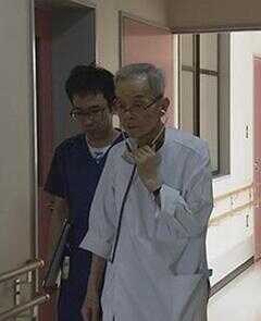 最后站着的医生海报