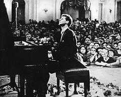 范·克莱本钢琴大赛：五十年辉煌史海报